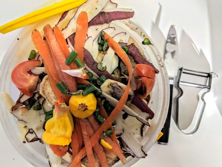 Kuchnia zero waste w praktyce: pomysły na resztki warzyw